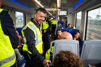 Op station Rotterdam Stadion stappen 40 conducteurs tegelijk de trein in voor actie tegen zwartrijden