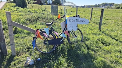 Wat is het verhaal achter deze ‘piemelfiets’ op het stadseiland?