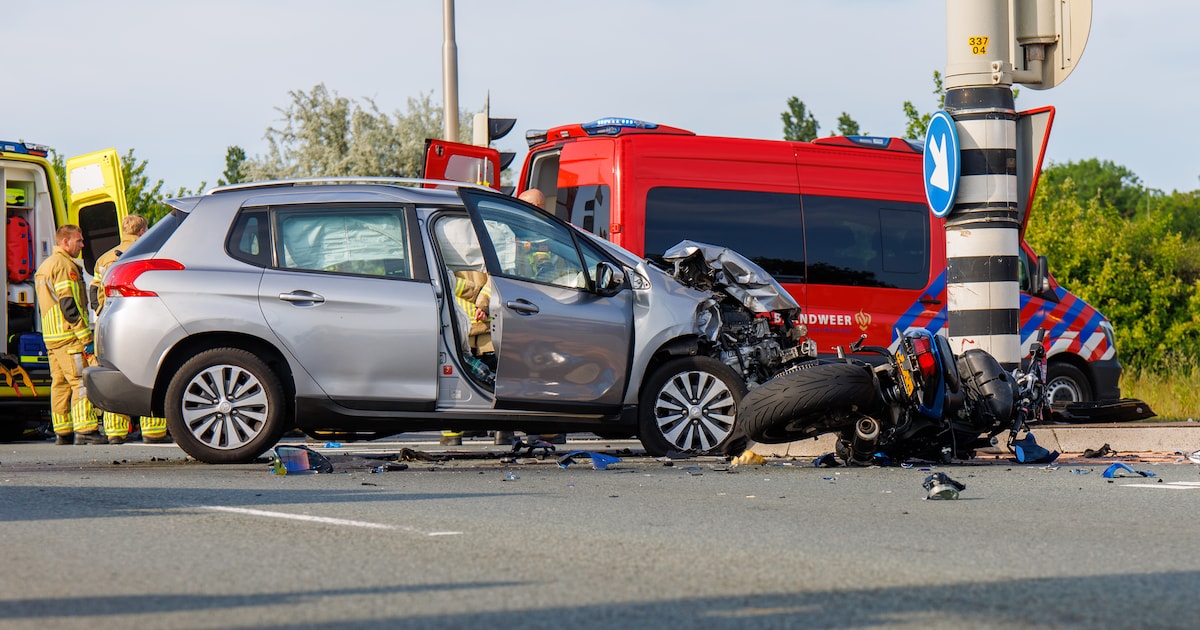 Motorrijder raakt ernstig gewond bij ongeluk in Wormerveer en moet worden gereanimeerd