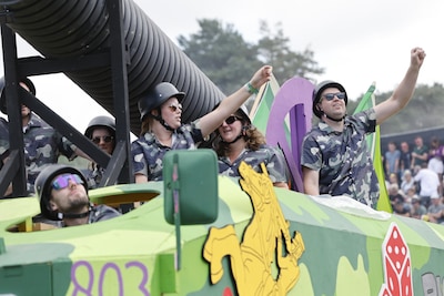 LIVE Zwarte Cross 2026 | Rijen voor poortjes Stadsplein • Drukte bij crossbaan • Douwe Bob met zoont