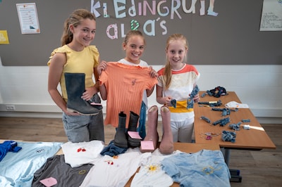 Textiel krijgt een nieuw leven op basisschool De Nieuwe Linde, en Elyf, Puk en Elin hopen op uitje n