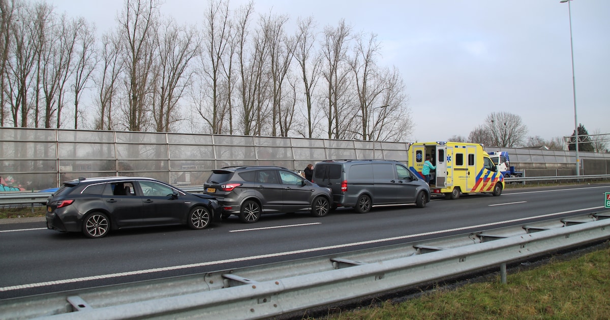 Kettingbotsing en pechgeval zorgen voor lange files op A15 bij Hardinxveld-Giessendam