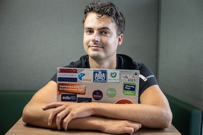 Ethisch hacker Joost hackte de overheid en Nasa, AI baart hem zorgen: ‘Scholier kan bedrijven hacken’