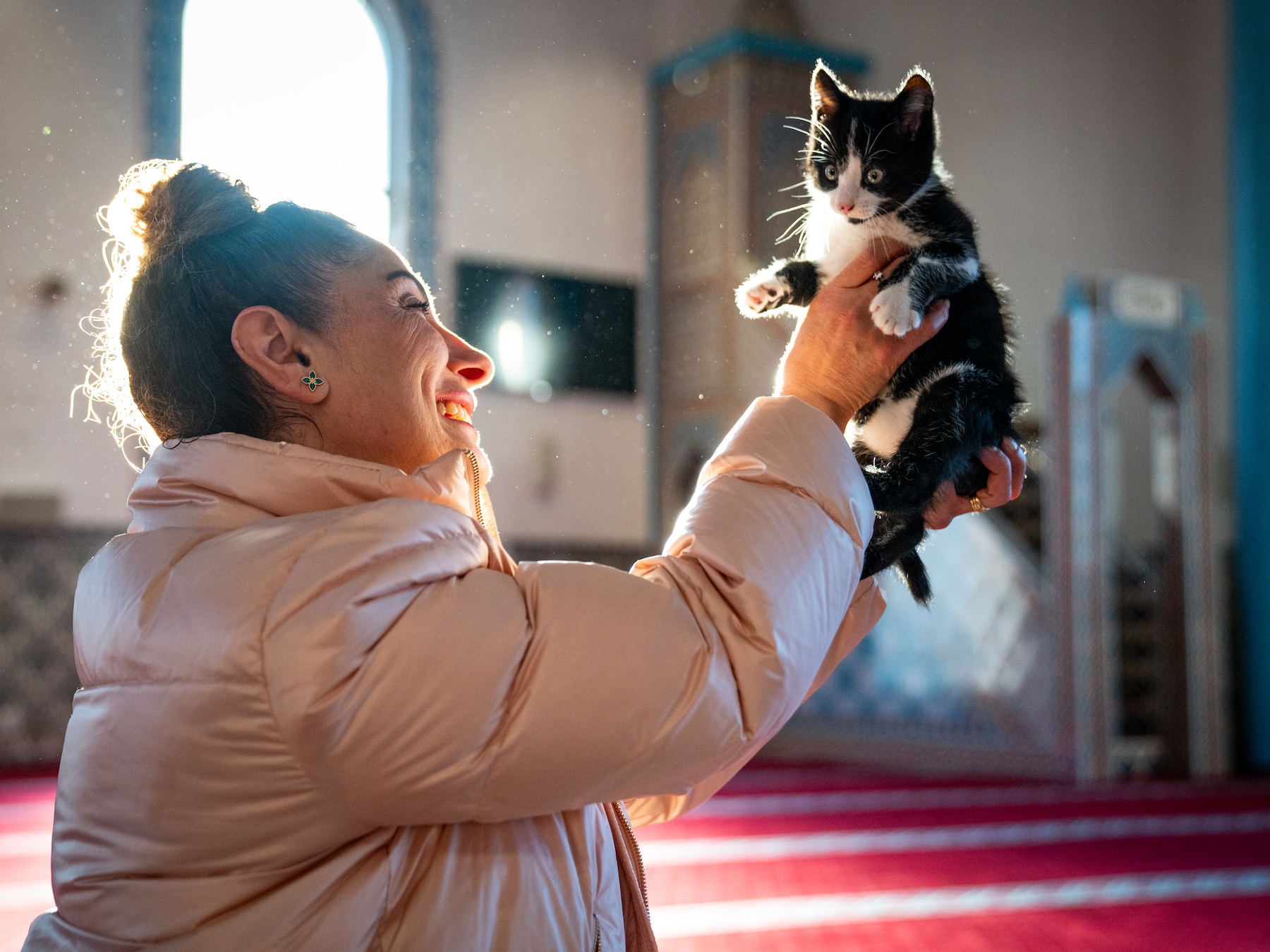 Songül richtte voedselbank op voor huisdieren en het loopt storm: ‘Ik doe dit vanuit mijn hart’