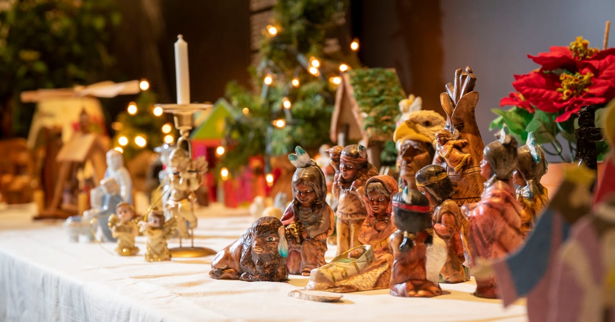 Optreden van kinderkoor bij opening kerstgroepen tentoonstelling in Noorden