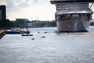 Actievoerders in kano’s blokkeren komst van cruiseschip in Rotterdam, twee mensen aangehouden