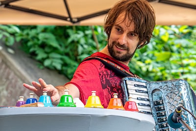 Luuk Lenders speelt folkconcert in Kasteel Rosendael in Rozendaal