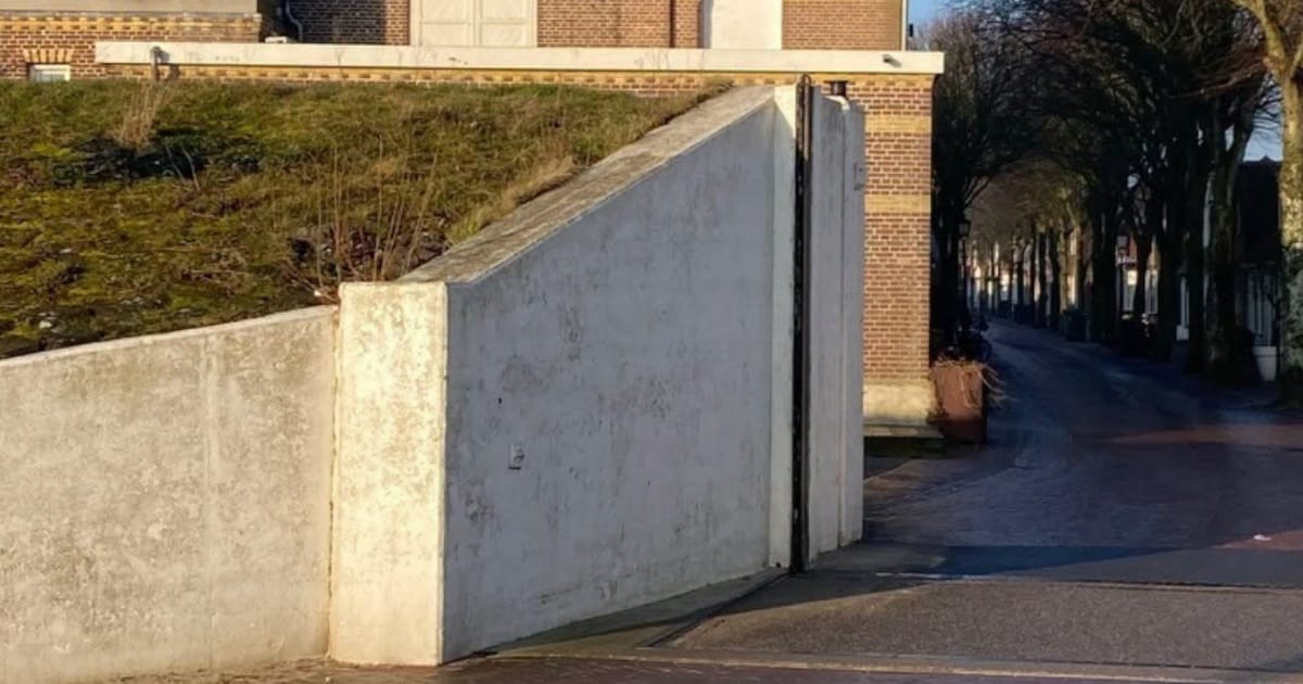 Rijkswaterstaat verwijdert tijdelijk stalen deur bij Dorpsstraat Vlieland