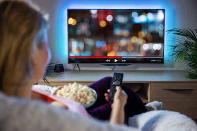 Tv’s worden steeds goedkoper omdat het verdienmodel op de bank zit te kijken