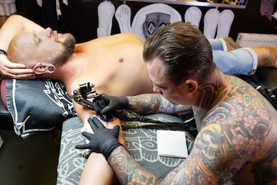 Jim Orie van Dragon Tattoo viert verschillende jubilea: 30 jaar tatoeëren, 10 jaar eigenaar en 40 ja