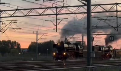 Zien: stoomtrein blaast door Woerden
