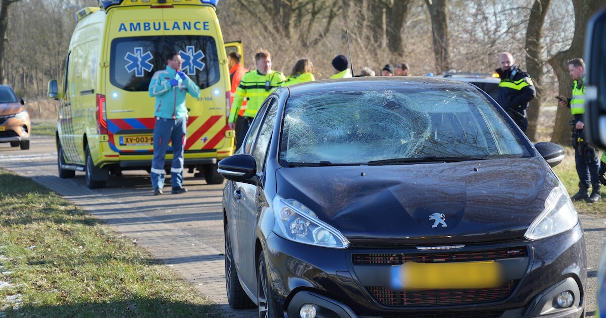 Hardloper geschept door auto in Beilen en raakt zwaargewond