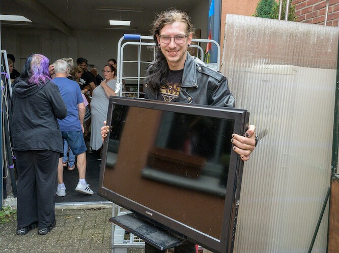 Gekkenhuis bij uitverkoop in loods: tv’s, koelkasten en kleden voor 1 euro