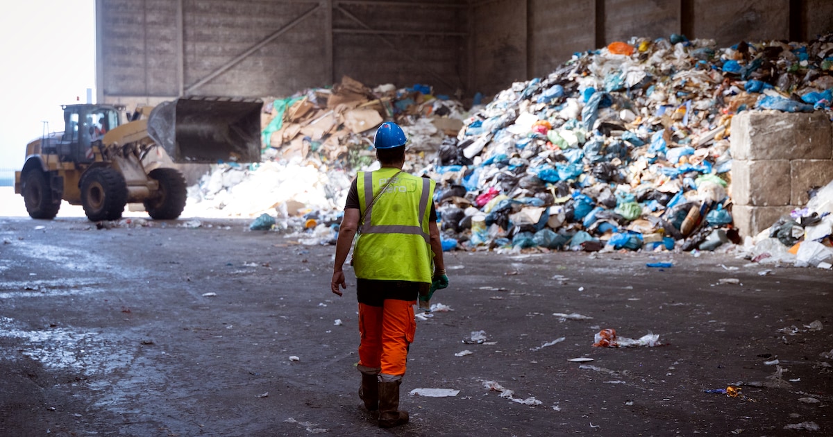 Ziekteverzuim door afvaldumpingen, maar inwoners brengen grofvuil nu wel efficiënter weg