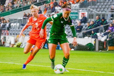 Oranje in de problemen na goal Ierland, pegel van Wilms spat uiteen tegen de lat