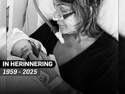 Ine (66) houdt haar kleinkind Krissie vast en de baby stopt met huilen, niet veel later slaapt de ke