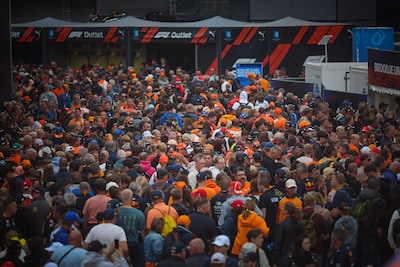 Drommen bij ingang circuit Zandvoort voor sprintrace en drukte op stations