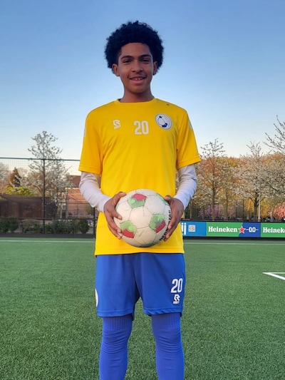 Talentvolle Jonathan (16) debuteert in eerste elftal DWO: ‘Met zijn instelling zit het wel goed’