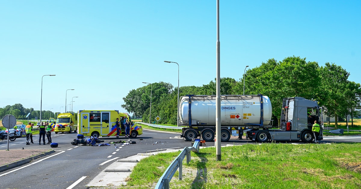 Motorrijder zwaargewond na aanrijding met vrachtwagen op N33 bij Holwierde