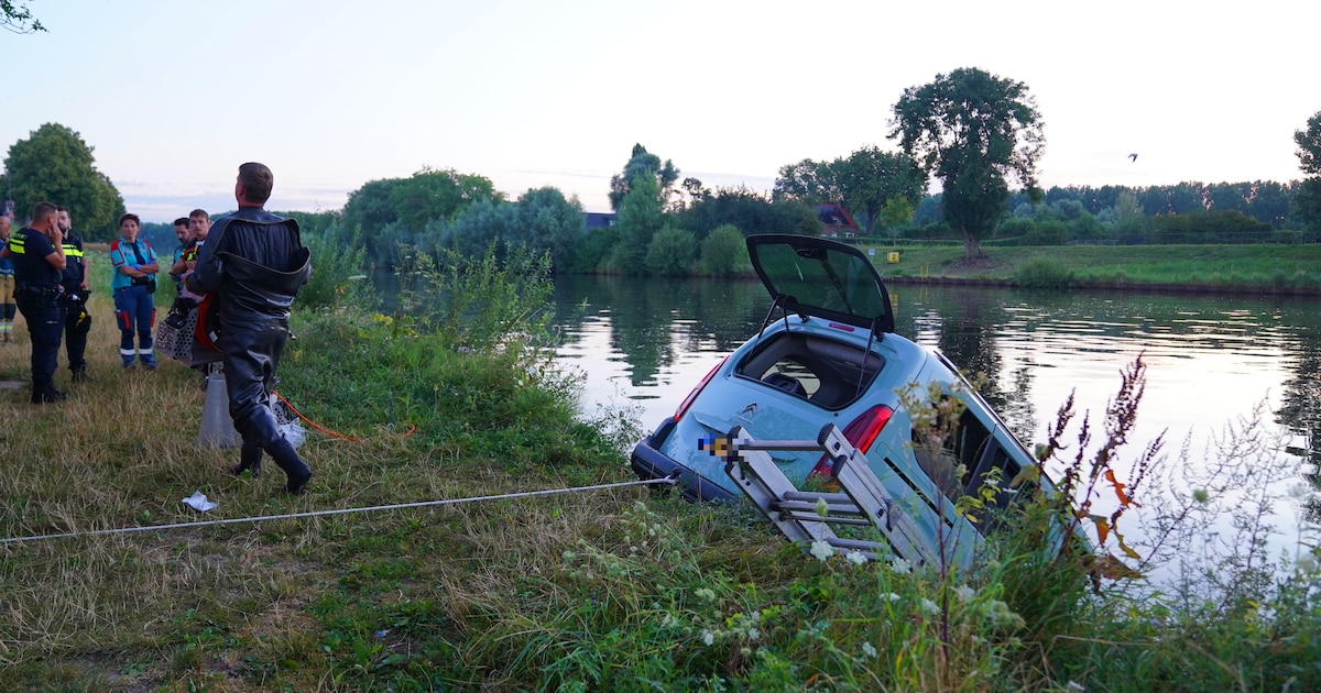 Auto gevonden in het water in Engelen, mogelijk verband met anti-asielbekladdingen