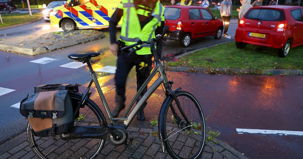 Fietsster gewond bij botsing met auto op rotonde in Barneveld