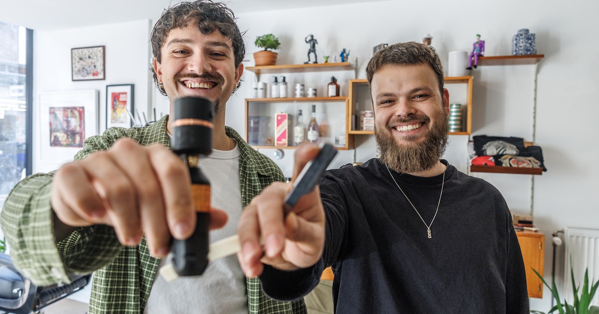 Bij deze barbershop kun je ook meteen een tattoo laten zetten: ‘Begon als grapje van een oom’