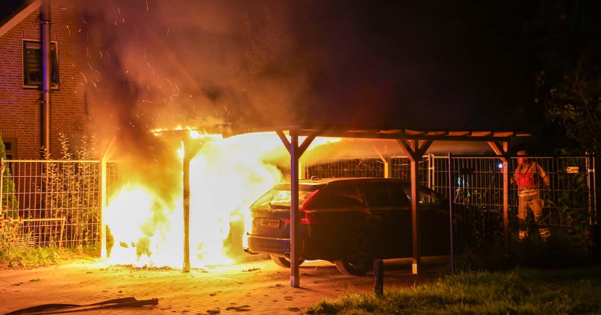 Auto brandt volledig uit in Spier