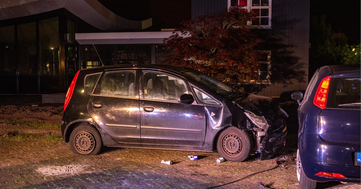 Man (25) krijgt rijverbod nadat hij crash tegen geparkeerde voertuigen in Joure