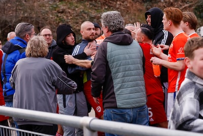 Doodsbedreigingen en opstootjes tijdens voetbalduel tussen DVOV en FC Jeugd: ‘Dit krijgt nog een sta