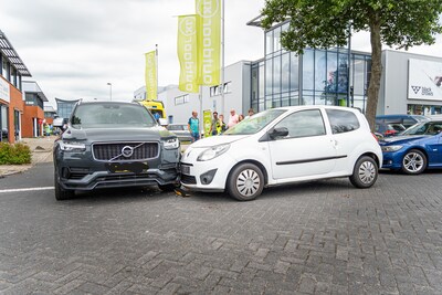 Aanrijding tussen twee auto’s op de Aalborg in Barendrecht