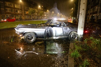 Klassieke Ford Mustang zwaar beschadigd na botsing op mast in Rotterdam