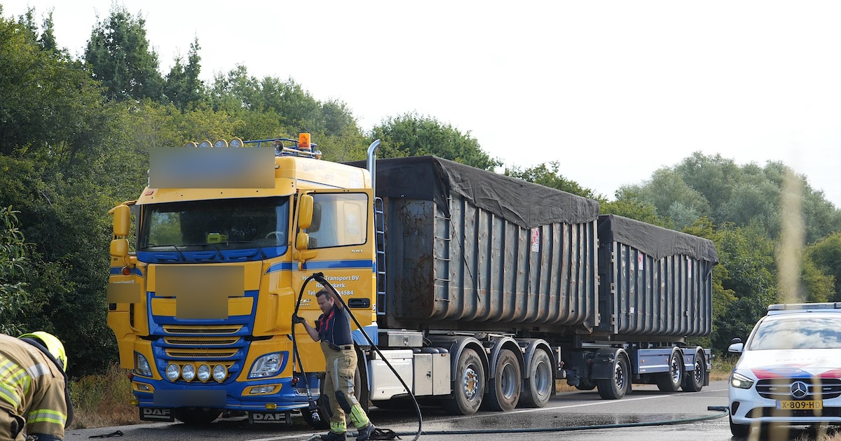 Vrachtwagen vliegt in brand op afrit naar Made vanaf A59