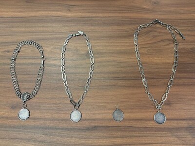 Vier verdwenen ambtsketens na jaren teruggevonden in kluis in Leens