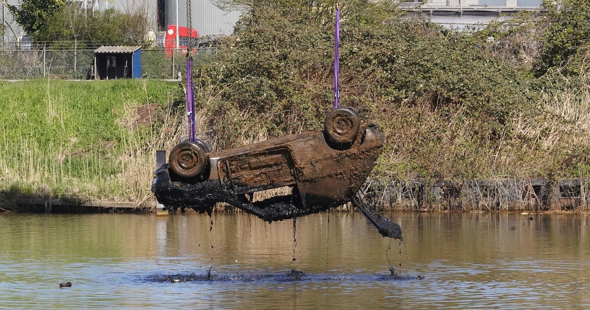 Politie takelt auto uit water bij Dronten: ‘Op de kop en helemaal begroeid’