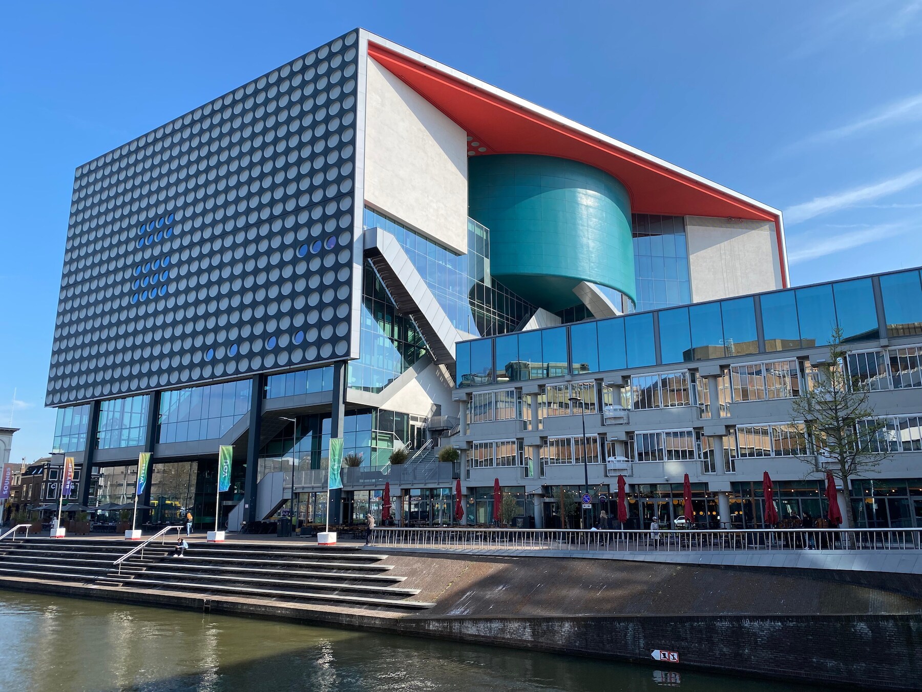 Exitpolls op groot scherm, analyses en muziek in TivoliVredenburg tijdens uitslagenavond van verkiezingen