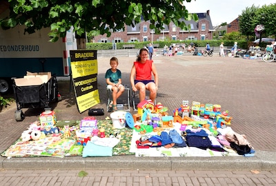 Vrijmarkt in Woensdrecht iets drukker dan vorig jaar: ‘Ik ga kleiner wonen, alles mag weg voor een h