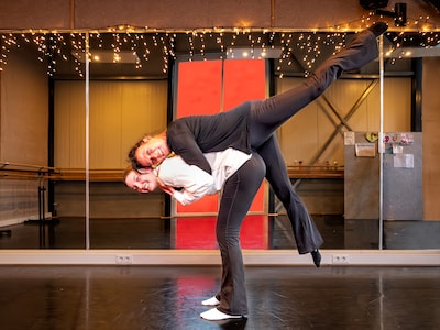 Oma Ellen (65) en kleindochter Bo-Anne (17) delen passie voor moderne dans: ‘Ik moest oma optillen, 