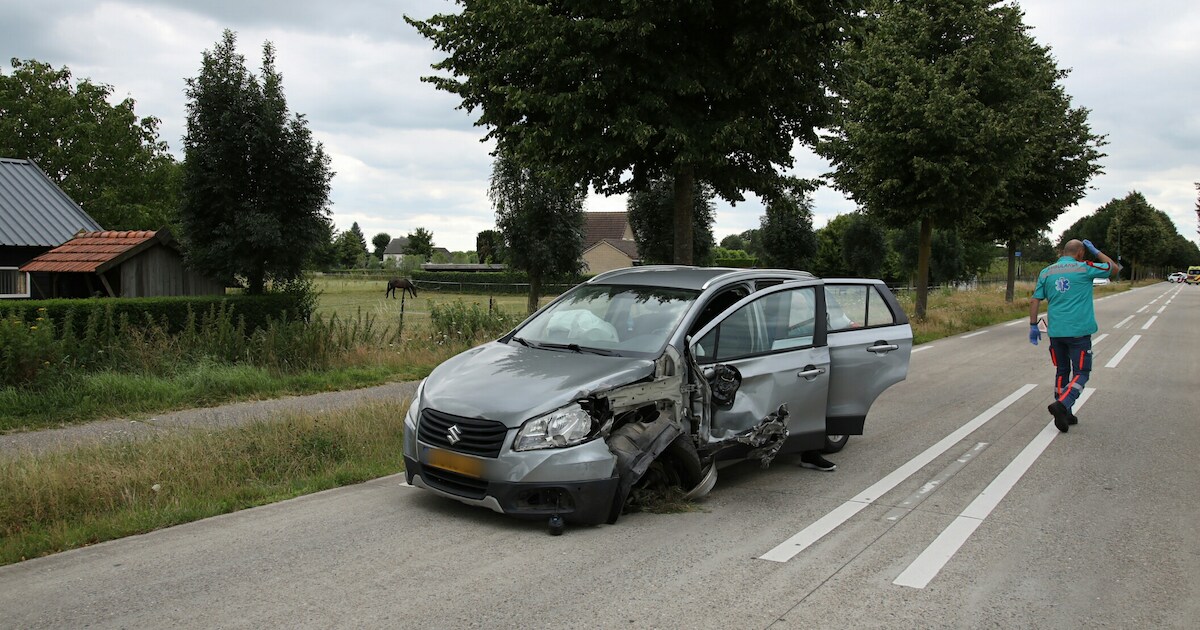 Flinke ravage na ongeval tussen twee voertuigen op de Heerstraat in Oeffelt