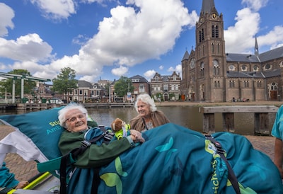 Tante Nel (100) gaat nog één keer een visje eten en geniet v