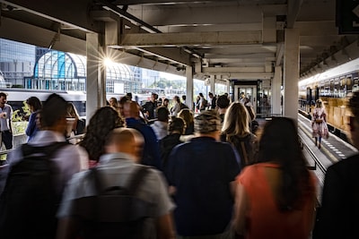 Meer mensen reizen steeds verder voor hun werk in Amsterdam: ook Friesland en Drenthe in trek als wo