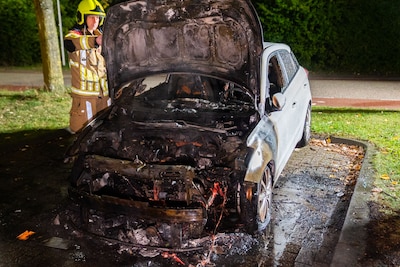 Tweede nacht op rij twee auto’s verwoest door brand in Arnhem