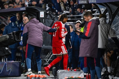 Olise krijgt rood na bal in gezicht bij gelijkspel Bayern