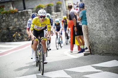 LIVE Tour de France | Kuss solo in finale van koninginnenrit, Arensman gevallen, Pogacar werkt voor ploeggenoot op Alpe d’Huez