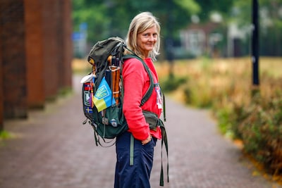 Margreet (54) loopt pelgrimsroute door Oekraïne om oorlogsveteranen te helpen: ‘Iedereen vraagt: is dat veilig?’