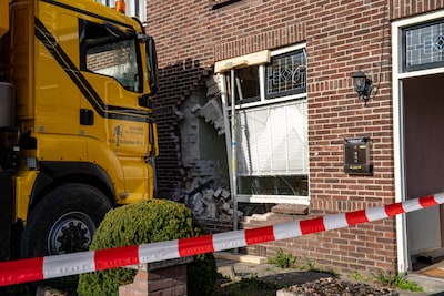 Vrachtwagen ramt woning Laura in Goor: ‘Ik zat op nog geen meter afstand’