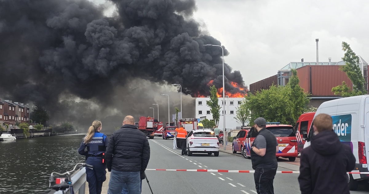 Dikke zwarte rookwolken bij brand in Diemen, bedrijfspand ontruimd