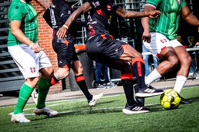 Oud-profs voetballen tegen gevangenen in Dordrecht: ‘Sport belangrijk voor re-integratie’