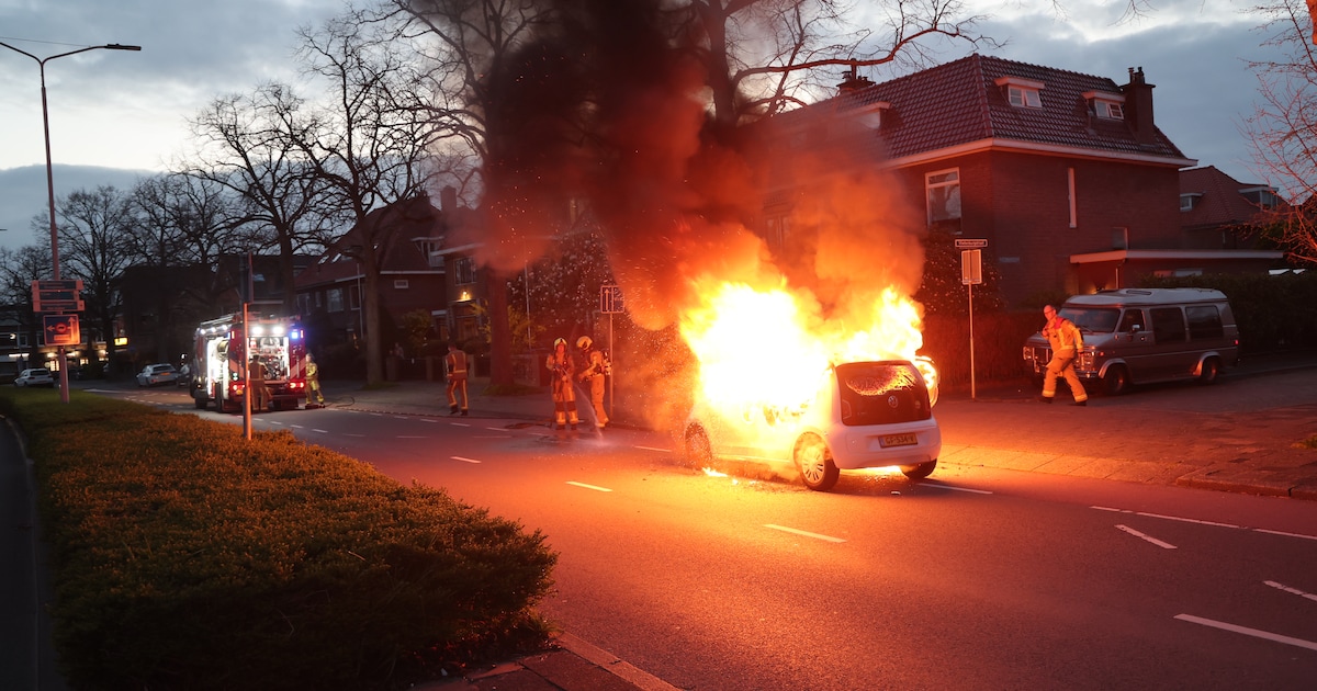 Auto brandt volledig uit op Parkweg in Voorburg