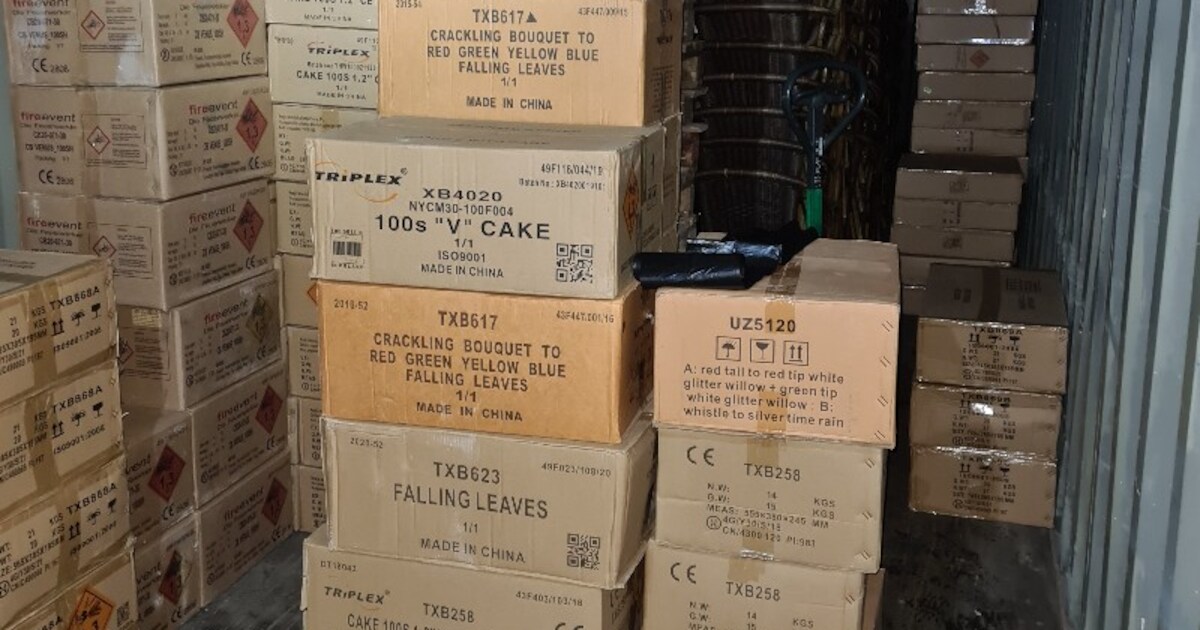 4000 kilo illegaal vuurwerk gevonden in containers in Poeldijk | Foto