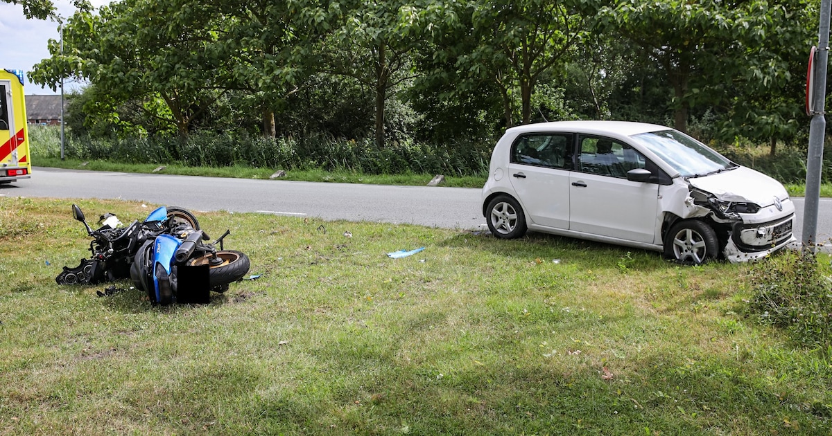 Motorrijder gewond na botsing met auto op Ekamperweg in Finsterwolde